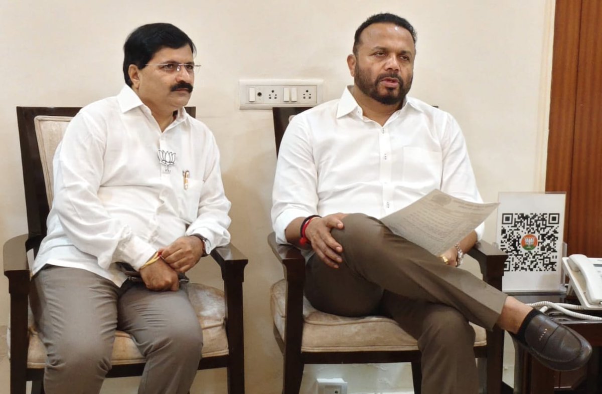 PrashantBYadav's tweet photo. राज्याचे ग्रामविकास तथा पंचायतराज मंत्री माननीय श्री.जयकुमार गोरे साहेब यांची मुंबई येथे चिपळूण तालुका सरपंच संघटनेच्या पदाधिकाऱ्यांसमवेत भेट घेतली. तसेच त्यांच्याशी विविध विषयांवर सविस्तर चर्चा केली. यासोबतच चिपळूण तालुक्यातील ग्रामीण समस्या आणि अडचणी यांविषयी लेखी निवेदन दिले. त्यांनी सर्वांचे म्हणणे ऐकून घेतले आणि आपल्या मागण्यांवर सकारात्मक विचार करणार असल्याचे सांगितले. त्यांनी भेटीसाठी वेळ दिल्याबद्दल त्यांचे आभार!

यावेळी भाजपचे रत्नागिरी उत्तरचे जिल्हाध्यक्ष सतीश मोरे, भाजपचे नेते सहदेव बेटकर, दक्षिण जिल्हा उपाध्यक्ष बळीराम मोरे, जिल्हा चिटणीस तसेच चिपळूण तालुका सरपंच संघटनेचे अध्यक्ष योगेश शिर्के, चिपळूण ग्रामीण महिला मोर्चाच्या अध्यक्ष तथा भिलेच्या सरपंच आदिती गुडेकर, तालुका सरपंच संघटनेच्या उपाध्यक्ष सुहास भागडे, सचिव विकास गमरे, सहसचिव सदानंद पवार, सरपंच संघटनेचे सदस्य श्रेया वीरकर, नम्रता मोहिते, सल्लागार संदीप जाबरे, सल्लागार आणि मालघरचे सरपंच सुनील वाजे यांच्यासह चिपळूण तालुक्यातील विविध गावचे सरपंच आदी उपस्थित होते.
@Jaykumar_Gore 
@BJP4Maharashtra 

#jaykumargore #chiplun #ratnagiri #konkan #mumbai