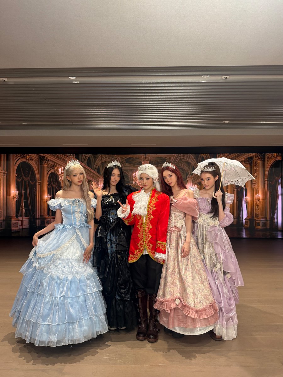 OFFICIAL_MEOVV's tweet photo. DDI RO RI 👑 ︎♪ ⋆꙳

🔗 https://t.co/kKXJGXJiLb

#MEOVV #미야오
#DDIRORI #띠로리
#MEOVV_DDIRORI https://t.co/mXxBkNUvea