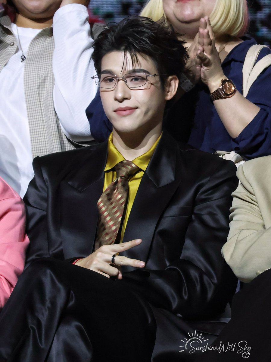 sunshinewithsky's tweet photo. The glasses🫠🫠🩵

#WUTheSeriesFinalEP #skywongravee https://t.co/gfUoyQ3Bhv