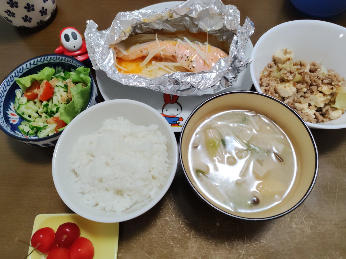 rainroader's tweet photo. 今日の夕御飯はごはん、きのこのお味噌汁、鮭のホイル焼き、肉豆腐、ごまドレッシングサラダ、さくらんぼ、でした。
ホイル焼き美味しかったんだけど味が濃かった〜
昨日も同じことつぶやいた気がするにょ https://t.co/hlRip0YHPD