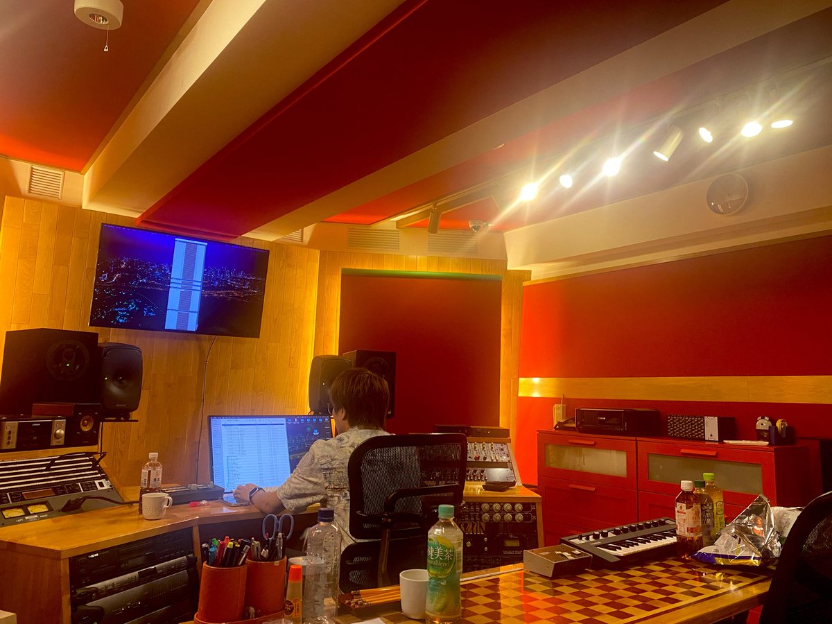 MutsukiShuhei's tweet photo. アニメ劇伴TDおわり！！
中村悠二さんのミックスめちゃ良き！
KEN'ICHIさんのドラムの音も良すぎる🥁
放送楽しみ😌✨ https://t.co/FDTPulMEwK