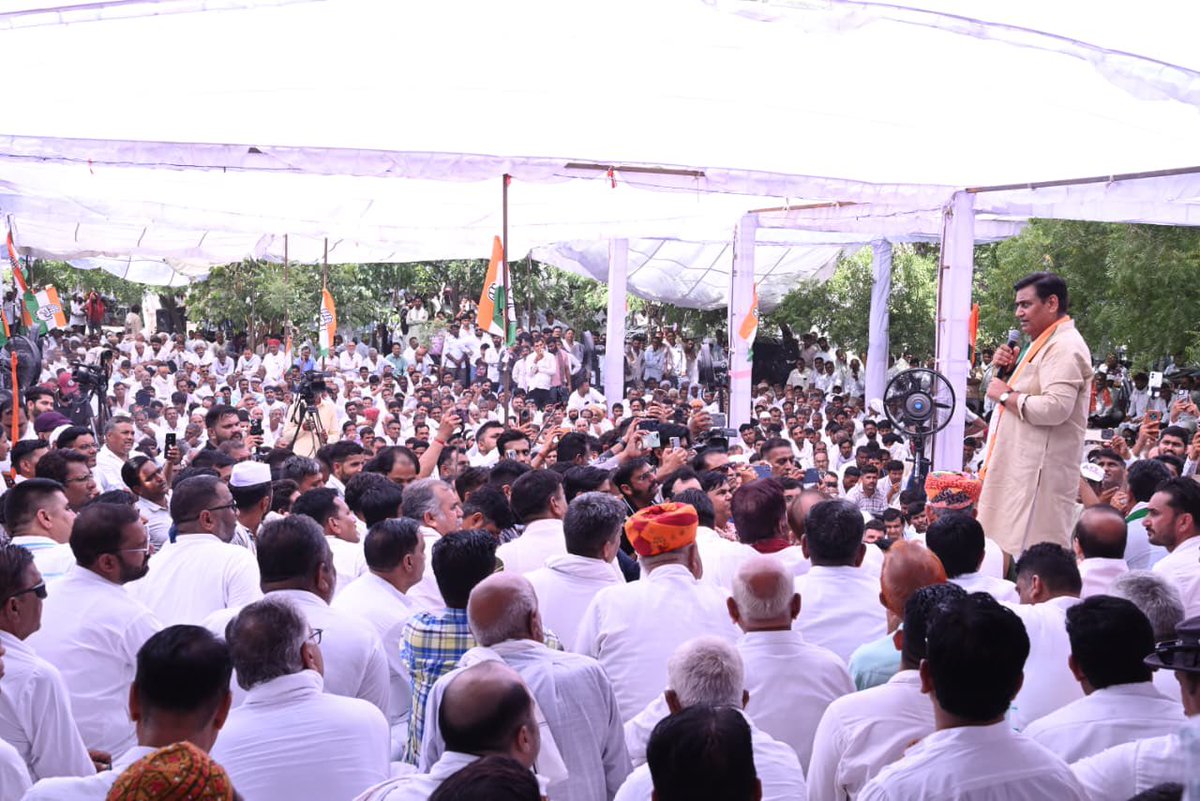 GovindDotasra's tweet photo. आज बीकानेर में भाजपा सरकार के हेल्थ फेलियर, पीबीएम अस्पताल की बदहाल व्यवस्था, प्रसूताओं की दर्दनाक मौतों और सीमावर्ती क्षेत्र में धार्मिक स्थलों को तोड़े जाने के खिलाफ विशाल जनसभा को संबोधित किया।

प्रदेश के अस्पतालों में इलाज की जगह घोर लापरवाही हो रही है, महिलाएं की जान जा रही है, आस्था के प्रतीकों पर बुलडोज़र चलाया जा रहा, ये सिर्फ प्रशासनिक विफलताएं नहीं बल्कि संवेदनहीन सरकार की पहचान है।

जनता की आवाज़ बनने वाले कांग्रेस के मज़बूत कार्यकर्ताओं का आभार।
