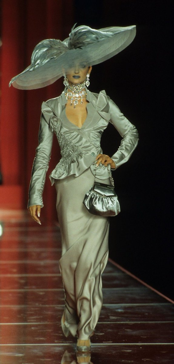 HeavenOn42803's tweet photo. 2000 Christian Dior https://t.co/GphnbwNt1r