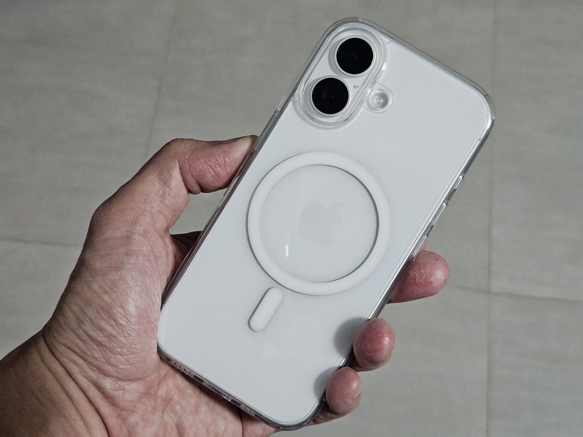 kafaak's tweet photo. ซื้อ iPhone 17 สีขาว รอบนี้

❌ ใช้เงินในอนาคตด้วยการรูด 0% 10 เดือน

✅ ใช้เงินสะสมจากที่กินเหลือในแต่ละเดือน

เลือกผ่อน 0% 10 เดือนนั่นแหละ แต่ว่าเอาเงินของตัวเองเต็มจำนวนไปใส่ไว้ในบัญชีออมทรัพย์ออนไลน์ดอกเบี้ยสูง เงินก้อนยังอยู่กับตัว ได้ดอกเบี้ยมากรุบกริบ ในขณะที่สภาพคล่องในแต่ละเดือนไม่กระทบ

ถ้าเรารู้ว่าเราจะซื้อของตอนไหน (เช่น ผมเปลี่ยน iPhone ทุก 4 ปี) เราก็จะสามารถวางแผนทยอยเก็บเงินได้ ไม่ต้องจ่ายเป็นเงินก้อน ไม่ต้องเอาเงินในอนาคตมาจ่าย

เกิดปุบปับ สภาพคล่องมีผลกระทบ อย่างน้อยเรามั่นใจว่าหนี้ก้อนนี้เราไปจบได้แน่นอน เพราะเราเตรียมเงินรอเอาไว้แล้ว