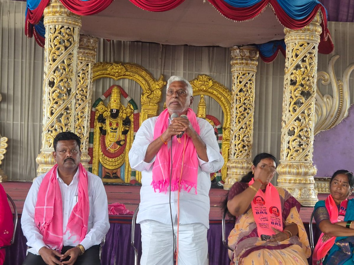 DVS_BRS's tweet photo. రాయికల్ మండలం లోని VS గార్డెన్ లో స్పెషల్ ఇంటెన్సివ్ రివిజన్ (SIR)పై బీఆర్ఎస్ పార్టీ రాష్ట్ర ప్రధాన కార్యదర్శి, మాజీ మంత్రి వర్యులు టి జీవన్ రెడ్డి, జిల్లా పరిషత్ తొలి  చైర్ పర్సన్ దావ వసంత సురేష్ బీ ఆర్ ఎస్ పార్టీ నాయకులు, కార్యకర్తలకు అవగాహన కల్పించారు. https://t.co/DXzzwC175U