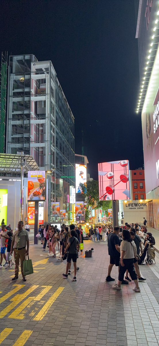 Nao01471's tweet photo. 夜の明洞は活気がありますなぁ✨️

#韓国旅行
#明洞 https://t.co/gLtok1iRVX