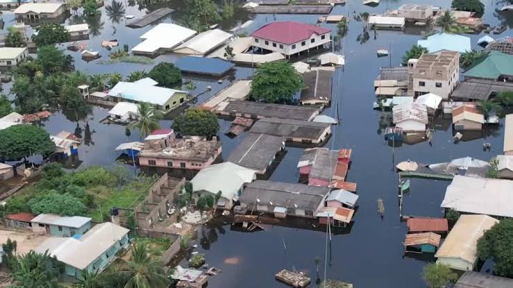 AddaeJemima's tweet photo. Ghana floods. Europe burns.
Funny how we’d probably trade places right now—but wishing won’t fix it.

We need:
✅ Smarter drainage
✅ Faster emergency response
✅ Real investment in green energy

Not tomorrow. Now.
Resilience > reaction.
#ClimateCrisis #Ghana #Floods #heatwaves https://t.co/sgxk82bsZx
