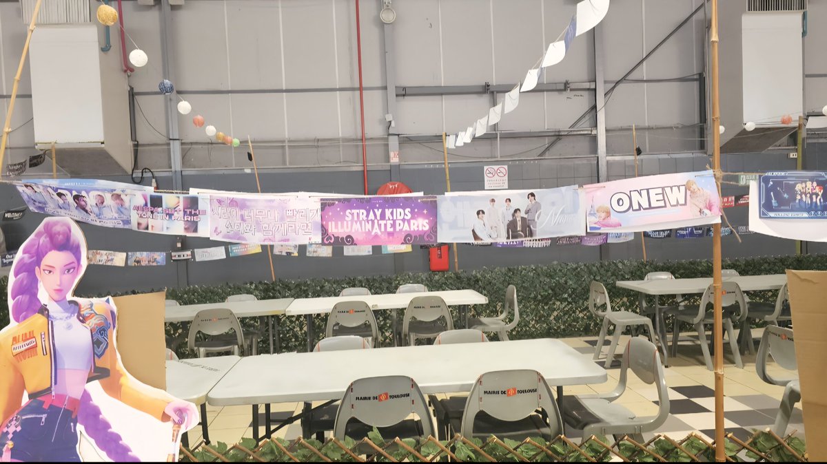NFlyingFr_Fan's tweet photo. Merci au K'Fest pour ce clin d'oeil aux fanbases et aux designers des bannières. Et encore merci @MShiroDesign pour cette superbe bannière 🦊🥰
#kfest #nflying #엔플라잉 #nfia #france https://t.co/dye3pjdCxI