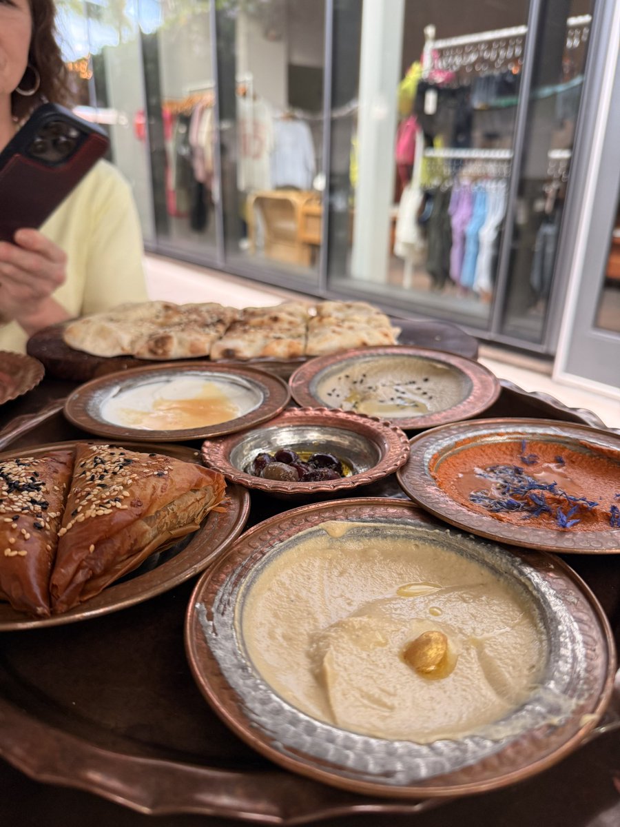 usavitta's tweet photo. 📍イスタンブール

ワード、アナハの1階にあるトルコレストラン

ここは美味しい🥹
アメリカンな料理に飽きたら是非！
人気なので予約必須

目の前がホールフーズなのでお買い物帰りにも🛍️ https://t.co/sfVs3G69Jh