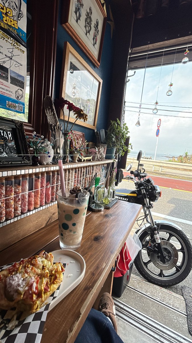 q__piiman's tweet photo. やっと晴れて嬉しい日
海見ながら食べるホットドッグとシェイクが最高すぎた🏖️
お店の人と気づいたら1��間くらい喋っておすすめスポットも教えてくれたし写真も沢山撮ってくれた🥹
#バイク女子 #横須賀 #TWOSTAR #ドラックスター #ツーリング仲間募集中 https://t.co/VfcyMMVQ3o