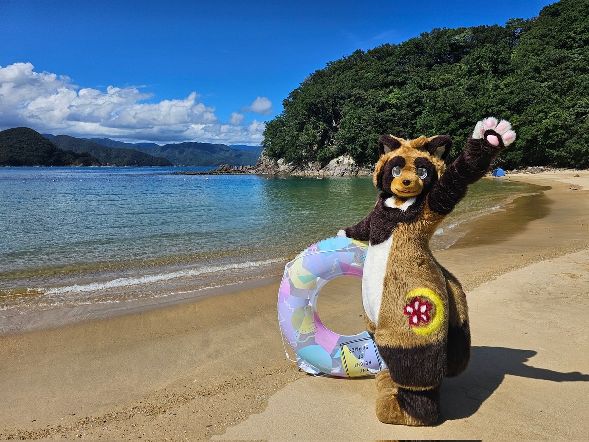osw8673f's tweet photo. 明日から7月！
夏本番だね！🌊

📸:#akimitsuki1

#TANU_TUESDAY 
#FancyFurPierrot
#FursuitEveryday https://t.co/AgzKvyE90H