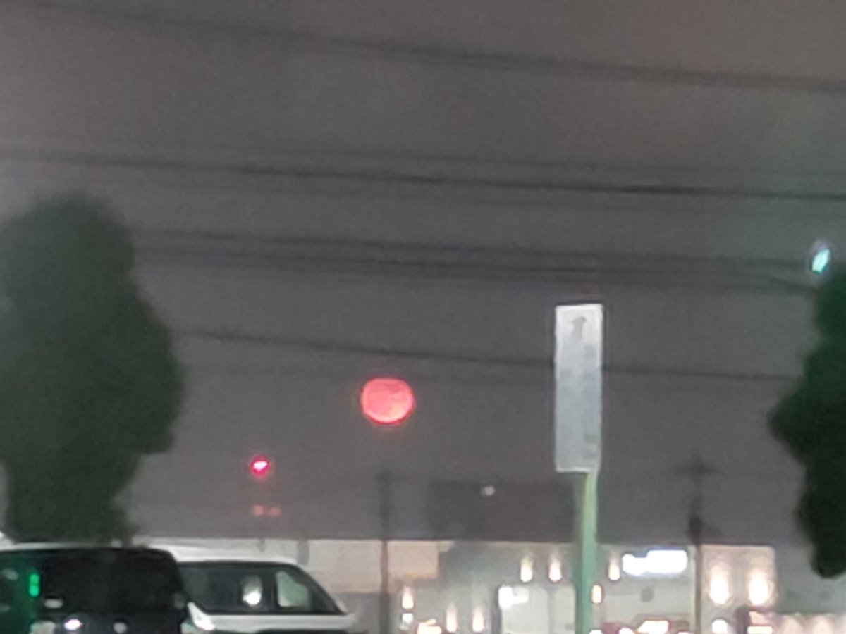 SoraHan69384841's tweet photo. 病院の駐車場で...昨日まん丸お月さま🌝観れました

今日...パラパラ雨が落ちて来ましたが。昨日と同じ方向に…オレンジ色のまん丸お月さま🌝
と思ったら…パチンコ屋さんのアドバルーン🤣
自分で...笑っちゃいました（笑） https://t.co/ffBbUbWTaG