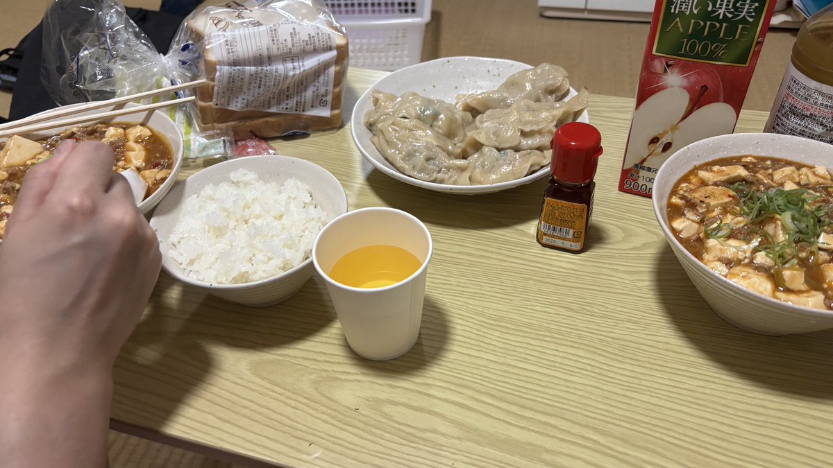 macyuki174's tweet photo. 爆盛り麻婆豆腐と皮も手作り餃子 https://t.co/XouGs7JOMK