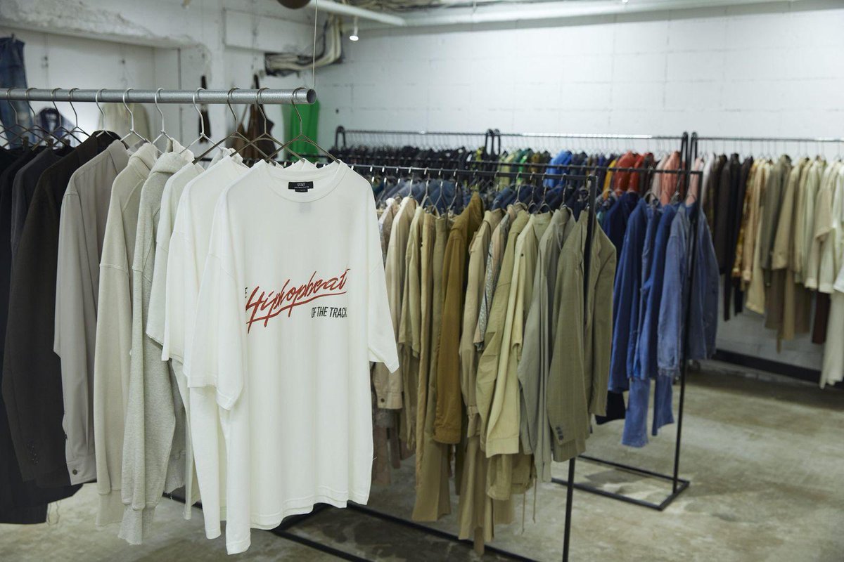 wwd_jp's tweet photo. 【東京ビンテージショップガイド for GIRL’S】モデル・紗羅マリーが惹かれた、自由が丘の古着屋「エロティック」
https://t.co/BmY3bGySwg https://t.co/YBpljeML3f