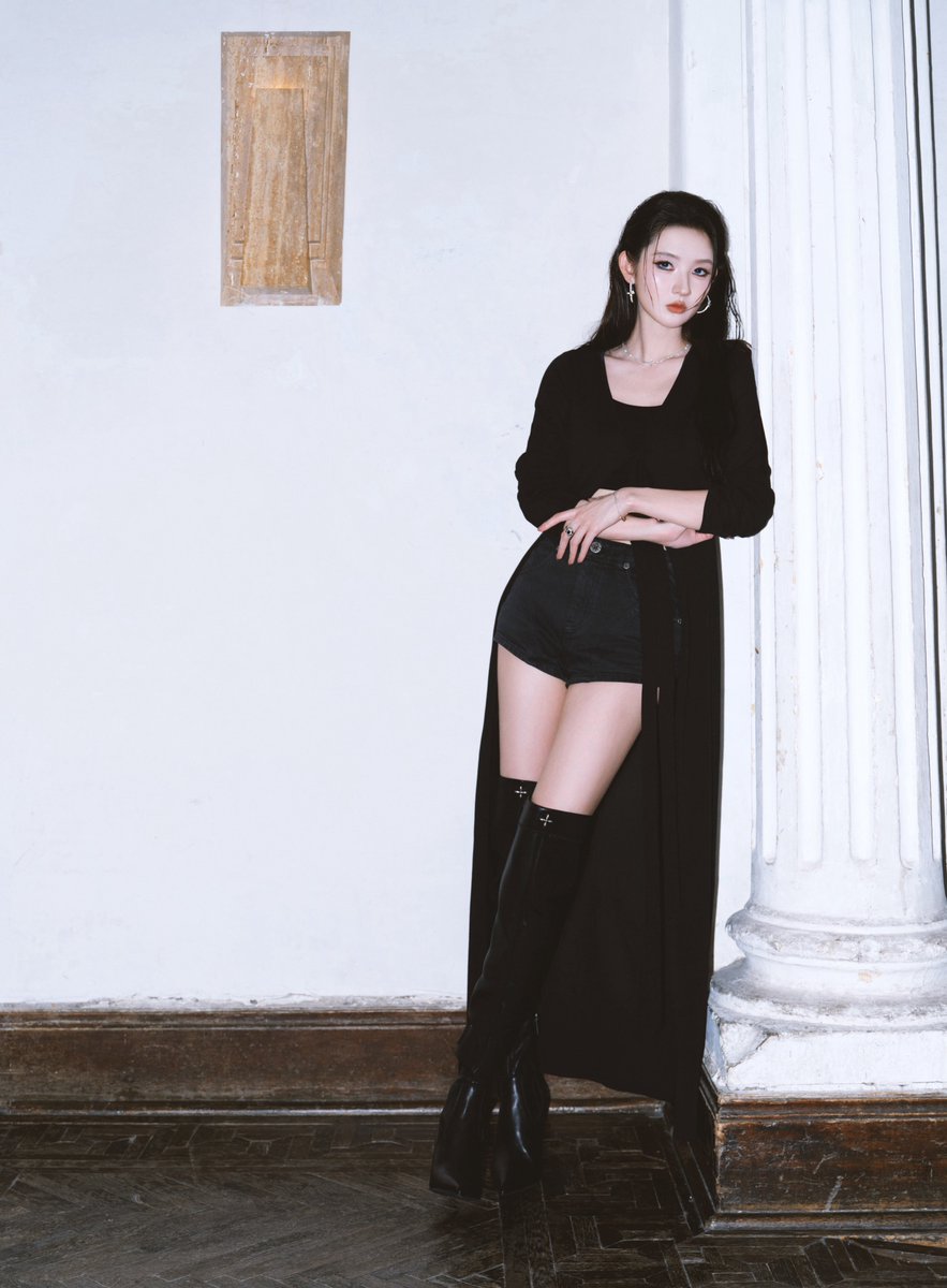 Yuwenns's tweet photo. It is all about embracing my inner cool girl. I am totally in love with this bold, sharp makeup look. The dark liner and smoky eyes give me so much confidence. Walking outside, I feel completely unstoppable. This simple style just instantly changes my whole vibe and energy. 🖤 https://t.co/Z8qCtVEe9O