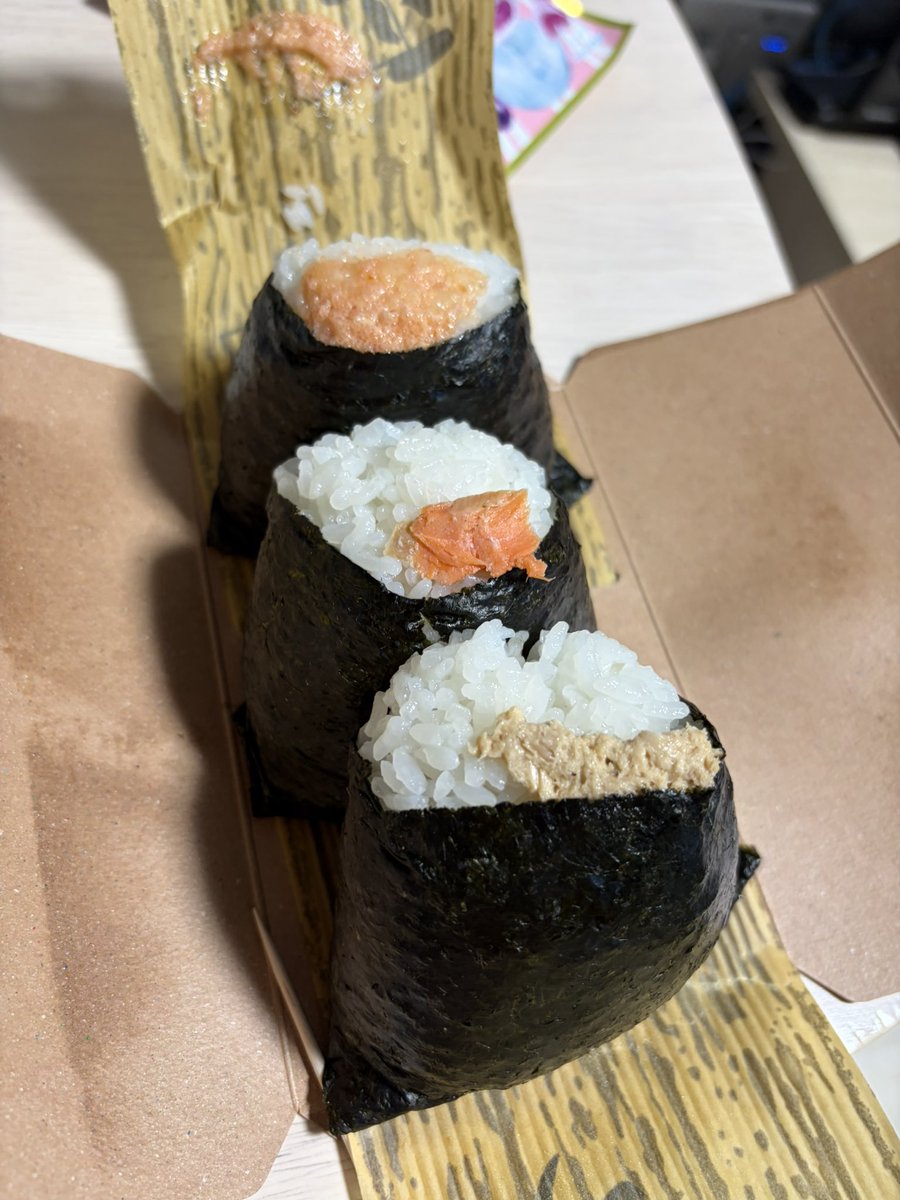 drasticarctic's tweet photo. おむすびおいしいよ🍙 https://t.co/EGG1WascpI