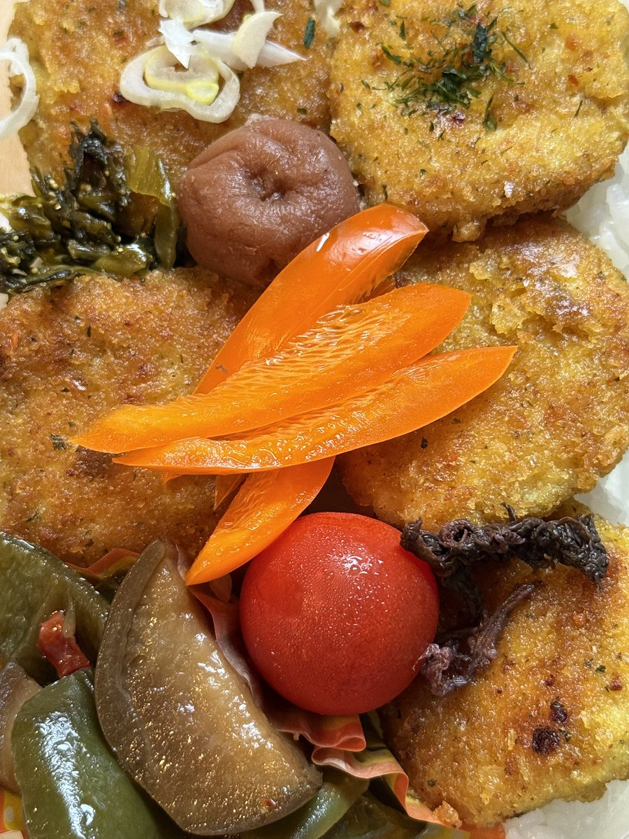 atarimaedenai's tweet photo. 「弁当いる」って言葉..どんだけ尊いか💙ご機嫌に朝食べて🕊️学校行ったけど🏫出かけてみれば弁当入れ忘れ😂これは叱るより良い経験を重ねた記念として祝したい㊗️ #父弁 #不登校 #忘れ物 https://t.co/tLfuoCHROi