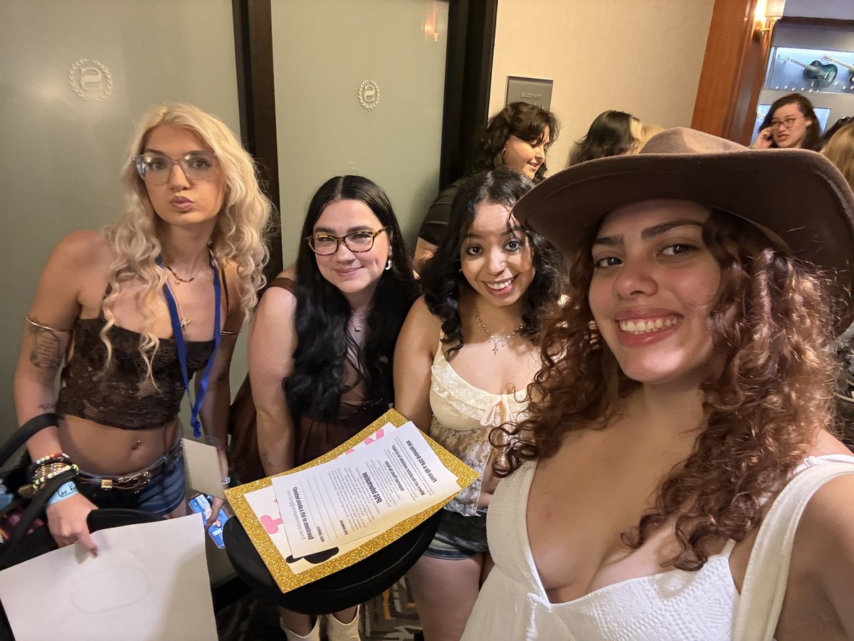 buddieyuri's tweet photo. wdym its been one month since the nashville con ☹️ https://t.co/0tgFgej5Pl