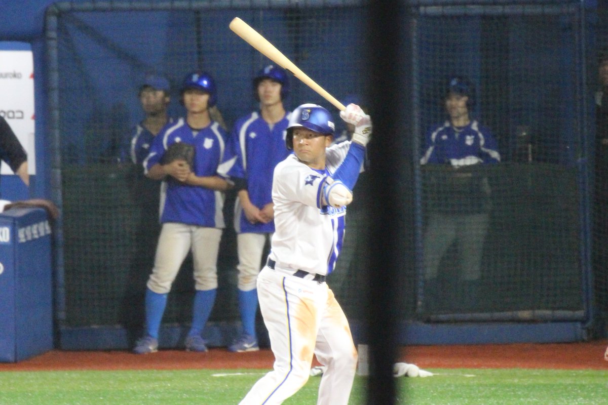 mx_ue2's tweet photo. 6月28日 vs 讀賣　③台風一過ならず☔模様。
席からかっちゃんは近かった💙。守備に向かうときに桑のように全力走🏃。いいね。りゅーきは井上投手がうまくキャッチできなかったので内野安打だけ。当たりは良くなかったなぁ。
#度会隆輝
#勝又温史
#ベイスターズ
#baystars https://t.co/11EQad3kTX