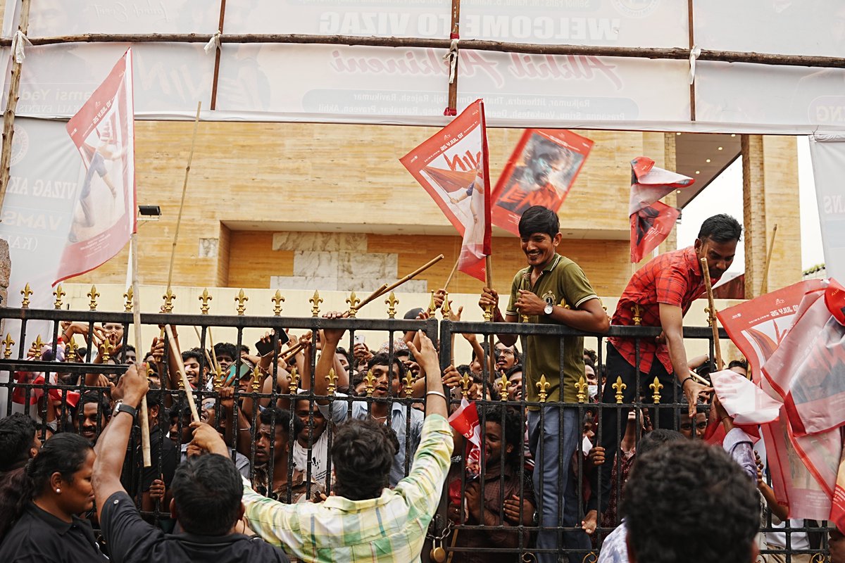 AnnapurnaStdios's tweet photo. Can you hear that roar? ❤️‍🔥

That's Vizag welcoming #LENIN 💥

#LENINTrailer Launch begins shortly 🔥

#Lenin #LeninOnJuly10th https://t.co/iOzUNx8gBt