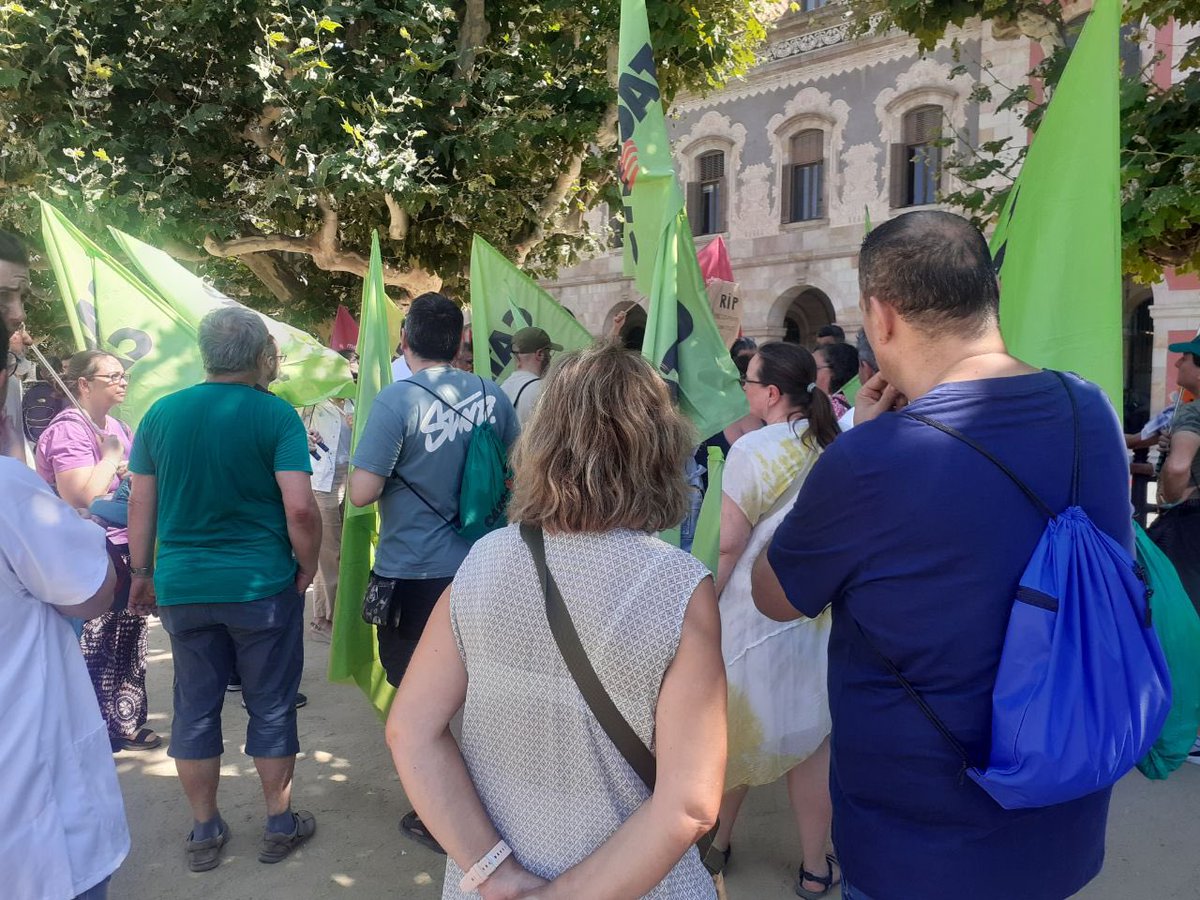 mpozueloc's tweet photo. Avui, les treballadores i els treballadors de la sanitat catalana amb la ciutadania organitzada i els moviments socials, ens hem concentrat davant del Parlament de Catalunya, per protestar per la reducció  d’ uns 5000 millons€ del pressupost de sanitat, per les condicions laborals  cada cop més deteriorades i per una sanitat pública 100%, universal i de qualitat  que trenqui la inèrcia de la constant privatització del sistema.
#SanidadPublica