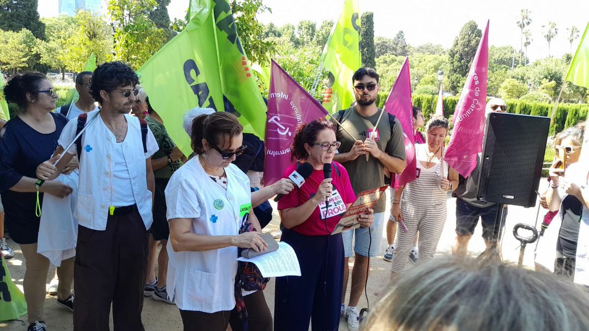 mpozueloc's tweet photo. Avui, les treballadores i els treballadors de la sanitat catalana amb la ciutadania organitzada i els moviments socials, ens hem concentrat davant del Parlament de Catalunya, per protestar per la reducció  d’ uns 5000 millons€ del pressupost de sanitat, per les condicions laborals  cada cop més deteriorades i per una sanitat pública 100%, universal i de qualitat  que trenqui la inèrcia de la constant privatització del sistema.
#SanidadPublica