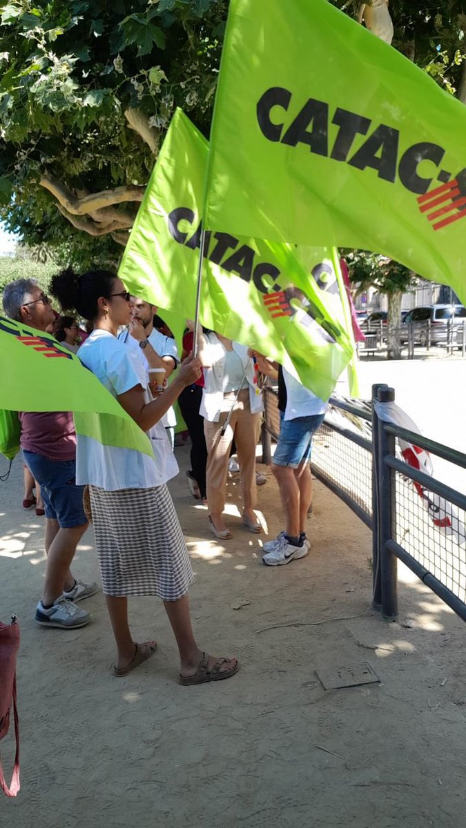 mpozueloc's tweet photo. Avui, les treballadores i els treballadors de la sanitat catalana amb la ciutadania organitzada i els moviments socials, ens hem concentrat davant del Parlament de Catalunya, per protestar per la reducció  d’ uns 5000 millons€ del pressupost de sanitat, per les condicions laborals  cada cop més deteriorades i per una sanitat pública 100%, universal i de qualitat  que trenqui la inèrcia de la constant privatització del sistema.
#SanidadPublica