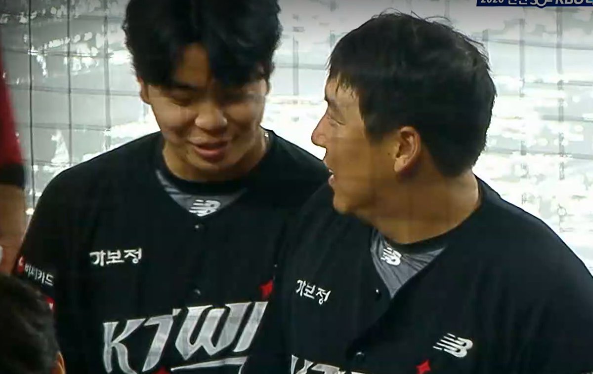 hyeok_5_3's tweet photo. 제발 그만 웃겨 
덕아웃에서 뛰어나오는 선수들 발걸음들 줜나 가벼움 https://t.co/DVaOeR77CI
