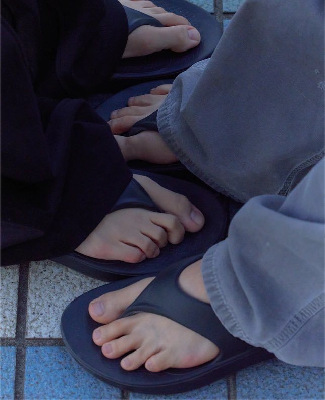 meotteom's tweet photo. 밥먹고 나와서 ㅊㅇ이 여행 시작부터 커플신발신은거 사진찍고싶었는데 싸운 분위기 잡느라 못찍고 간보던거 이제 생각나서

형 잠깐 이렇게 서봐요

하고 마주보고 나란히 네짝 나오게 찍어야됨

커플신발 ㅎㅎ

그러고 커퀴짓 하고 돌아다니시겟지 https://t.co/coWi6ZROSi