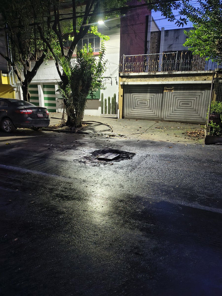 kaitnaju's tweet photo. @locatel_mx @SEGIAGUA @AccionesBJ @ReportandoCDMX1 @VecinosBJMx Muchas gracias por la atención tan rápida a la fuga, solo que ahora dejaron un bache y sin señalamientto al menos https://t.co/Q1XDpXAoA0