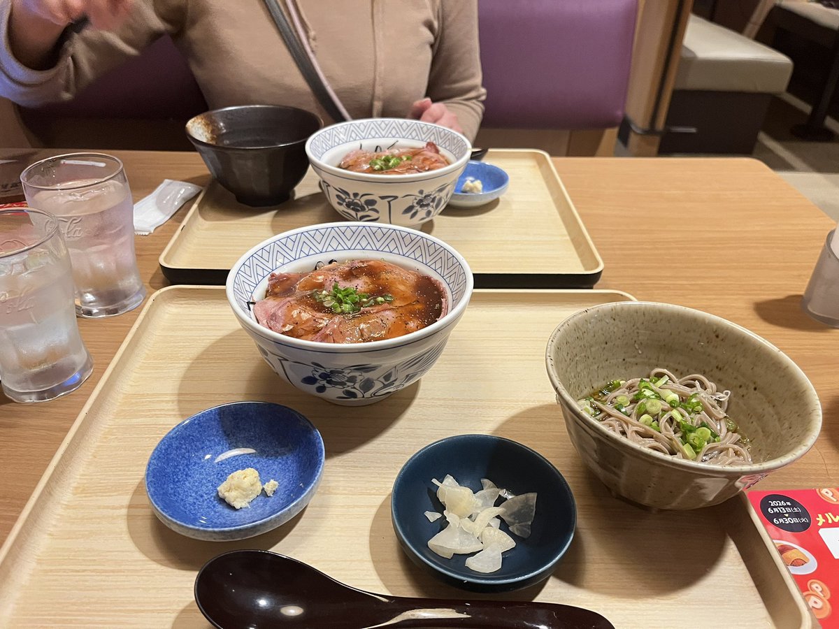 dogenba's tweet photo. 【乞食速報】今日は夢庵で昨日はガスト。
メルペェ半額CB本日までです！
ちな夢庵のローストビーフ丼2回目🤚
一人前実質650円です😗 https://t.co/yKfvGJ5NGR