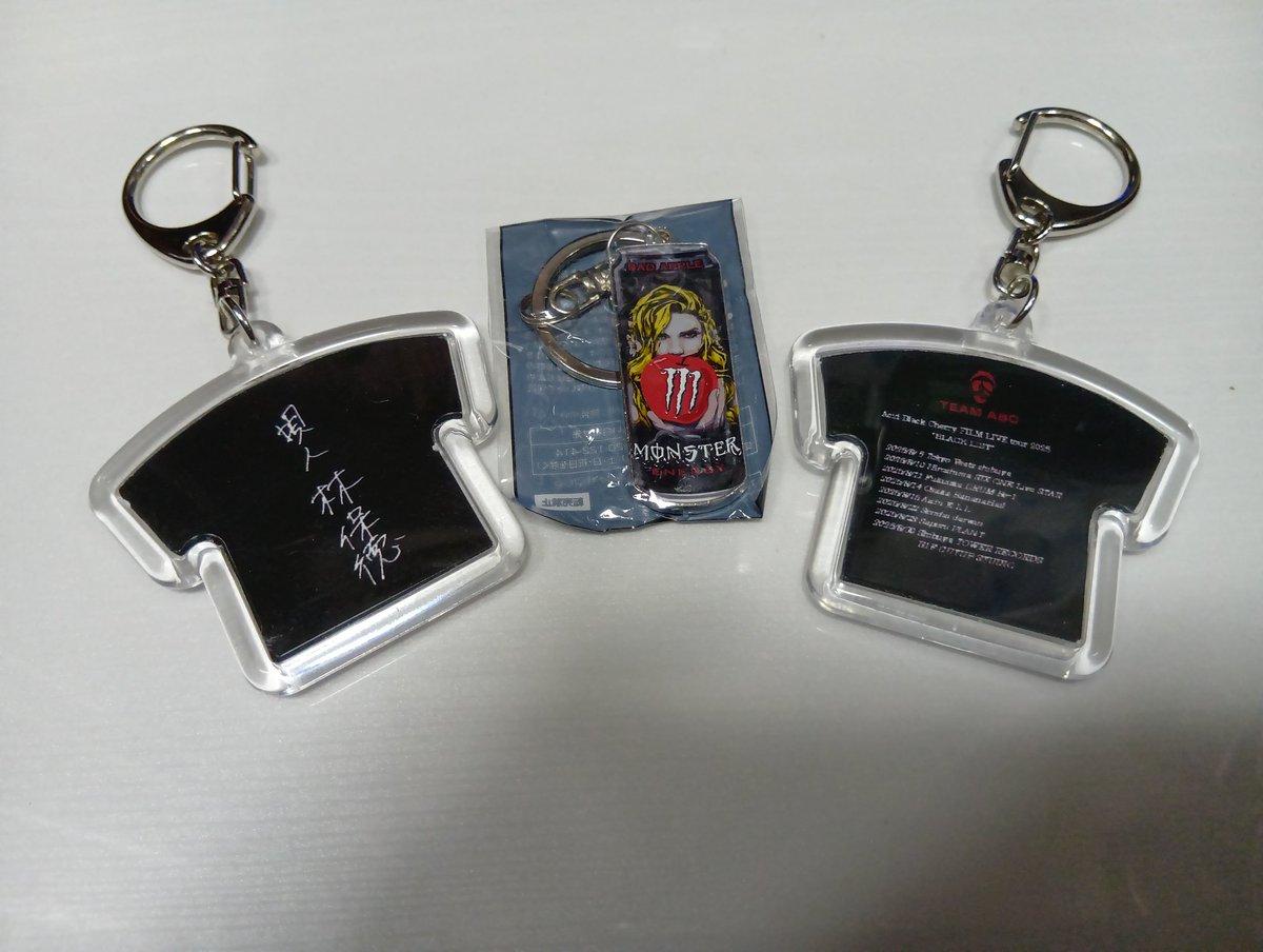 tknn0915's tweet photo. 自作のツアーT型キーホルダーと
並べて撮ってみた！

#Monster✕ABC
#キーホルダー
#acidblackcherry
#teamABC
#サイズ感は良い感じ
#ツアーT裏面はフィルラ開催地とyasuの名前で！ https://t.co/G6gKKiRru4