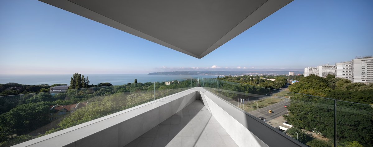 Architizer's tweet photo. #ArchitizerAwards

A challenging triangular site became the starting point for EOS. Its pointed form is reinforced by prestressed concrete balconies that stretch up to 8 meters from the building's eastern edge.

📍 Varna, Bulgaria
Project by: STARH
Photos by: Dian Stanchev
Details: https://t.co/Z1ovG9n9gg