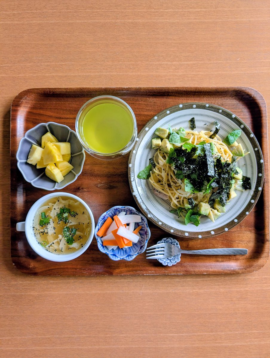yococohama's tweet photo. アボカドとツナとオニオンのめんつゆマヨパスタ。 https://t.co/Z3pGKnHp7B
