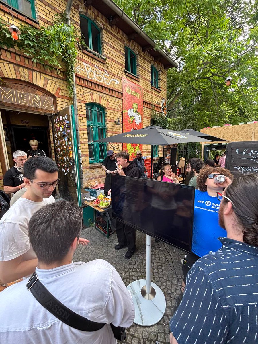 developer_dao's tweet photo. Missed out on the @joinwebzero x Developer DAO event in Berlin?

Here's a photo dump to help fuel your FOMO to join us IRL next time 😎 https://t.co/mTfAzS42u5