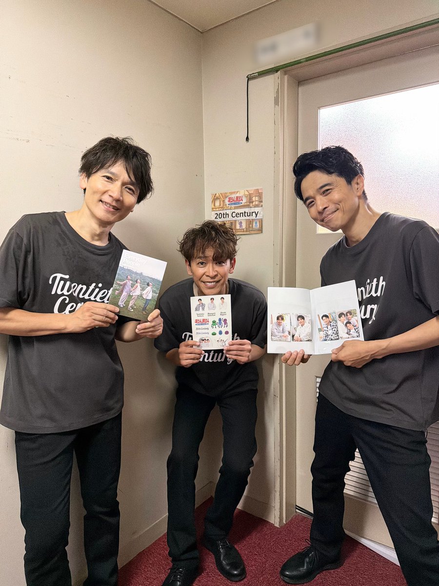 20thCentury_SIN's tweet photo. 名古屋公演、燃え尽きたぜ！

燃え尽きたは燃え尽きたけど、グッズの紹介もしておくぜ！

トニもりセット、よろしく！
#どーぞ

トニセン

#トニセン
#トニコン
#唄う人踊る人 https://t.co/8QykTdMJbm