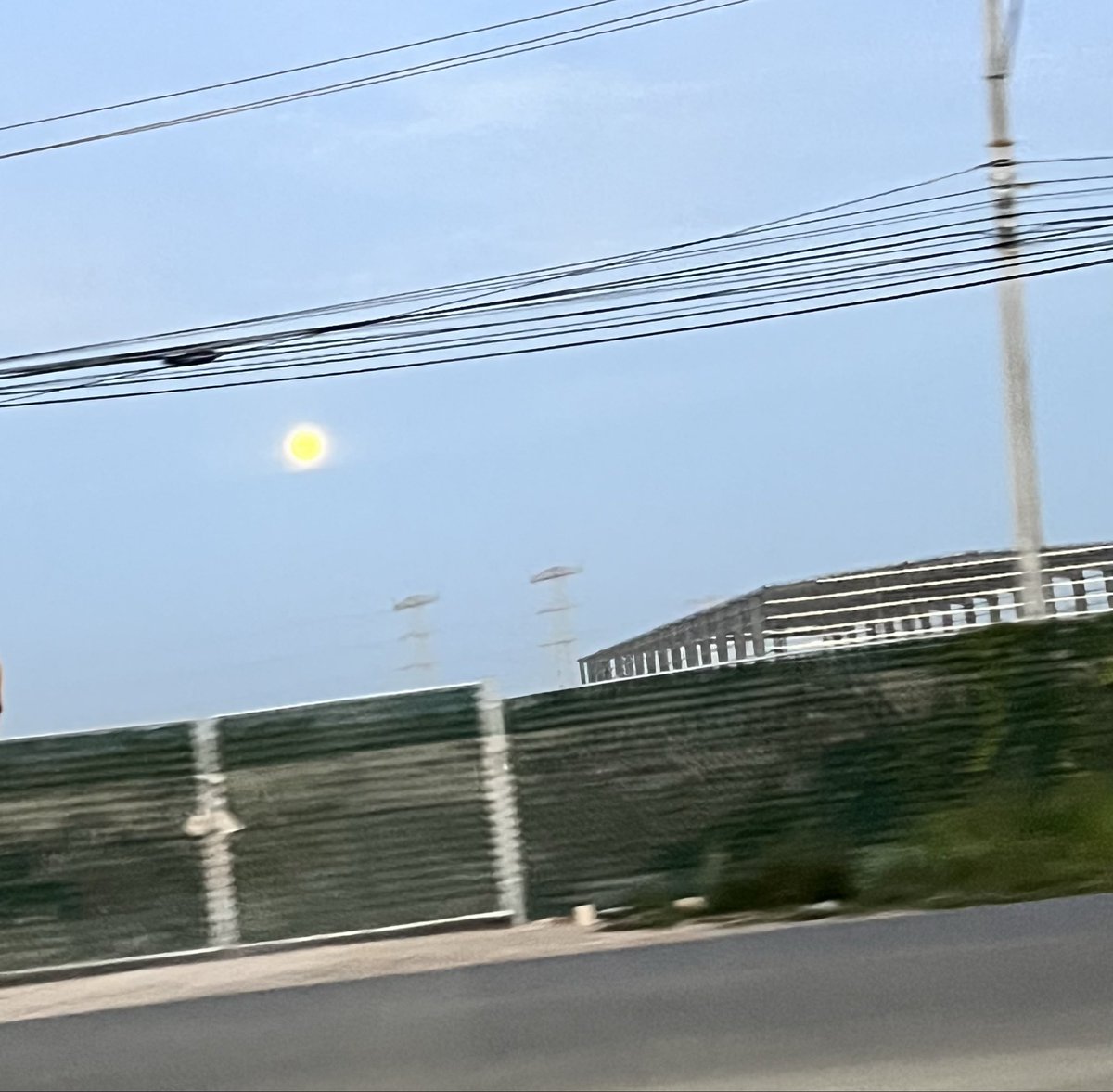 estherhuan's tweet photo. La hermosa Uh, la diosa maya de la Luna me acompañó esta madrugada rumbo al trabajo.
!Qué bendición tan grande!
¿Kin, el dios Sol de los mayas?
Apenas abría sus ojos estrábicos para resplandecer.
#Bendecida, #Prosperando y #EnVictoria https://t.co/ZkaELbeMkn