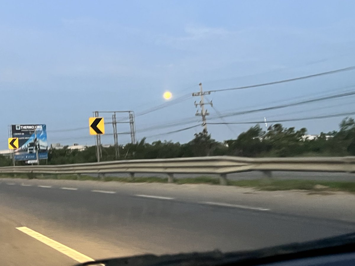 estherhuan's tweet photo. La hermosa Uh, la diosa maya de la Luna me acompañó esta madrugada rumbo al trabajo.
!Qué bendición tan grande!
¿Kin, el dios Sol de los mayas?
Apenas abría sus ojos estrábicos para resplandecer.
#Bendecida, #Prosperando y #EnVictoria https://t.co/ZkaELbeMkn