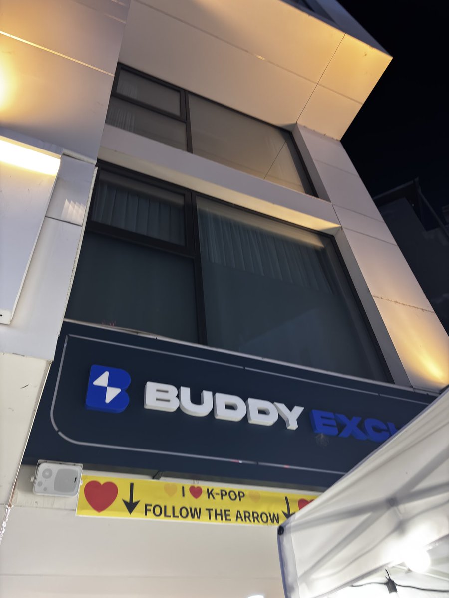 ahsomin1's tweet photo. Myeongdong’ta bu dükkanda Mondoongi buldum Monbebelerim ama 60 bin won.. Kore’de olup son çare almak isteyenler alabilir🥲 https://t.co/VbCyQGs3PD