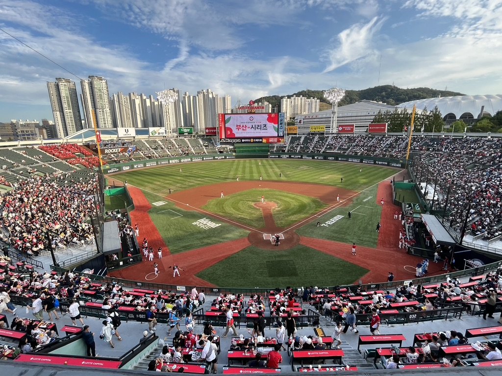 KEYLAND_'s tweet photo. 遂に8月釜山ロッテジャイアンツの本拠地へ行く😂😂野球じゃなくてライブでだけどかなり楽しみw
これどこっぽいかな…？ https://t.co/NG6ogRoDT0