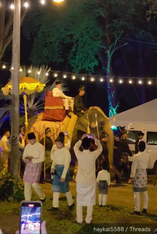 NewsBFM's tweet photo. Environmental groups have called for an investigation into a viral video showing the alleged use and transport of two Asian elephants as entertainment at a wedding.

Peka and Hak Asasi Hidupan Liar questioned whether proper permits were issued, while urging Perhilitan to take action.

🧵1