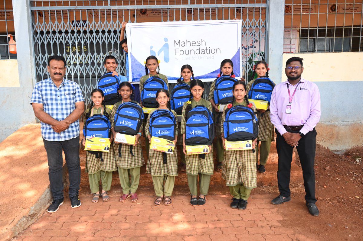 maheshfoundatio's tweet photo. Under our School Kit Support Program, Mahesh Foundation distributed school kits to the students of Karnataka Public School, Ramteerth Nagar, Belagavi. Through this initiative, we reached children in need with essential learning materials, helping them continue their education. https://t.co/GMDnh5NKRV