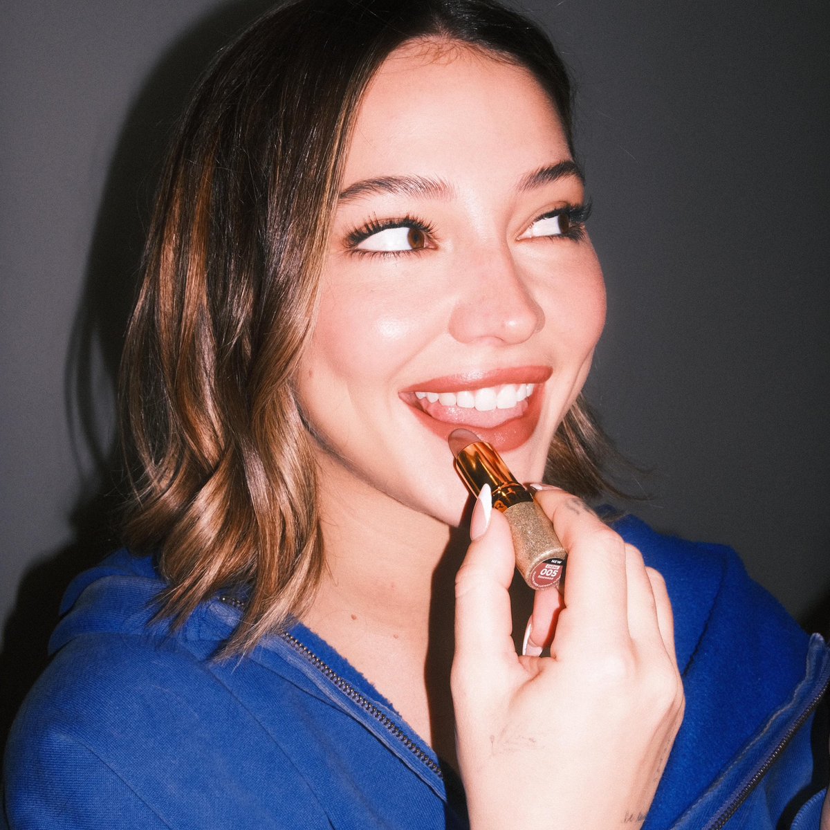 clineaccess's tweet photo. 📲 IG | Madelyn: "Always on the go w @/revlon Superlustrous Ultra lipstick 💋" https://t.co/yhtaAHBpbD