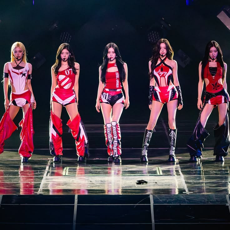 itzypopbase's tweet photo. ITZY's concert in Singapore for their 3rd World Tour “TUNNEL VISION” recorded nearly a 47,000 long queue for a pre-sale.

The venue is said to accommodate up to 15,000 fans. https://t.co/SoqgEjOImP