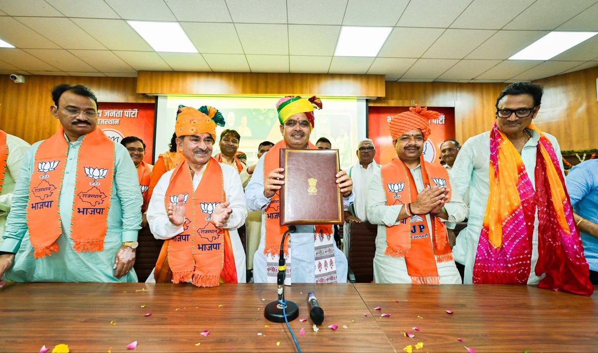 ajaeybjp's tweet photo. यमुना जल समझौते के ऐतिहासिक निर्णय के उपरांत आज प्रदेश भाजपा कार्यालय आगमन पर माननीय मुख्यमंत्री श्री @BhajanlalBjp का प्रदेश अध्यक्ष श्री @madanrrathore जी के नेतृत्व में @BJP4Rajasthan के वरिष्ठ नेताओं, जनप्रतिनिधियों, पदाधिकारियों एवं कार्यकर्ताओं द्वारा भव्य स्वागत व अभिनंदन किया गया।
