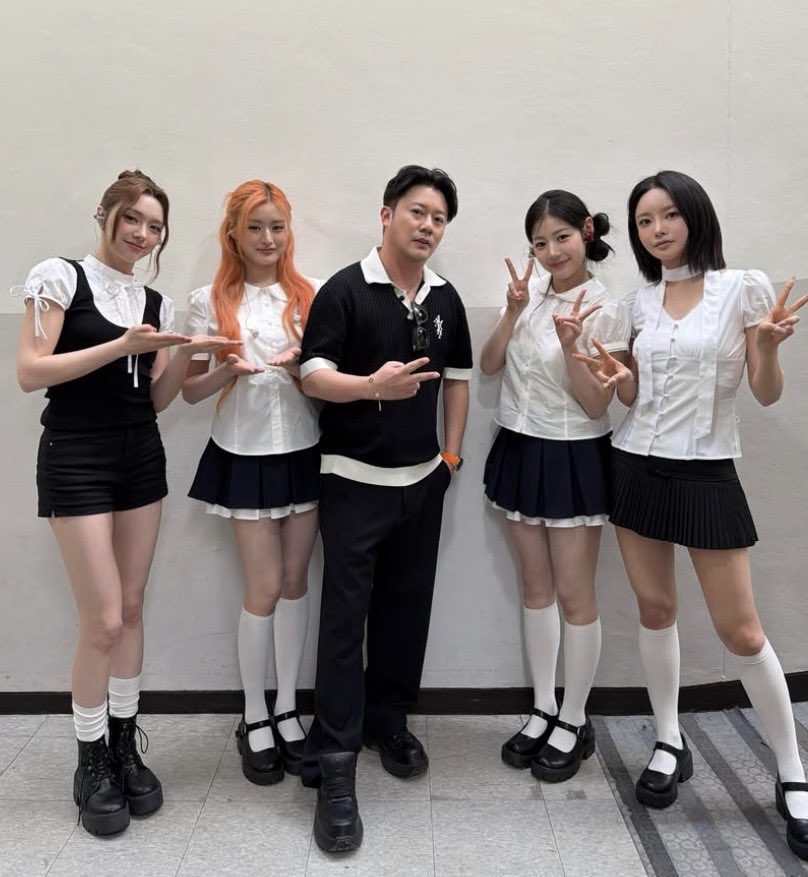 imblumora's tweet photo. #FIFTYFIFTY were recently seen with David Yong, who is currently facing 17 criminal charges. #ATTRAKT previously claimed it had cut ties with him, yet Yong has been seen with the company’s CEO, and his company, Power Entertainment, is a partner for FIFTY FIFTY’s Asia Fancon Tour. https://t.co/SGhGIv0Ntd