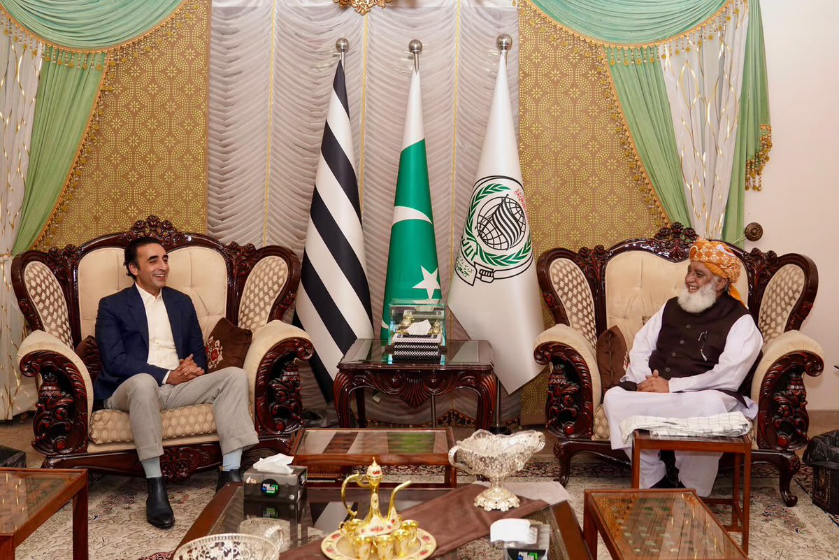 MediaCellPPP's tweet photo. پاکستان پیپلزپارٹی کے چیئرمین بلاول بھٹو زرداری کی جمعیت علمائے اسلام کے سربراہ مولانا فضل الرحمان سے ملاقات، ملکی سیاست سے متعلق مختلف امور پر بات چیت
@BBhuttoZardari https://t.co/Xoyk487kdi