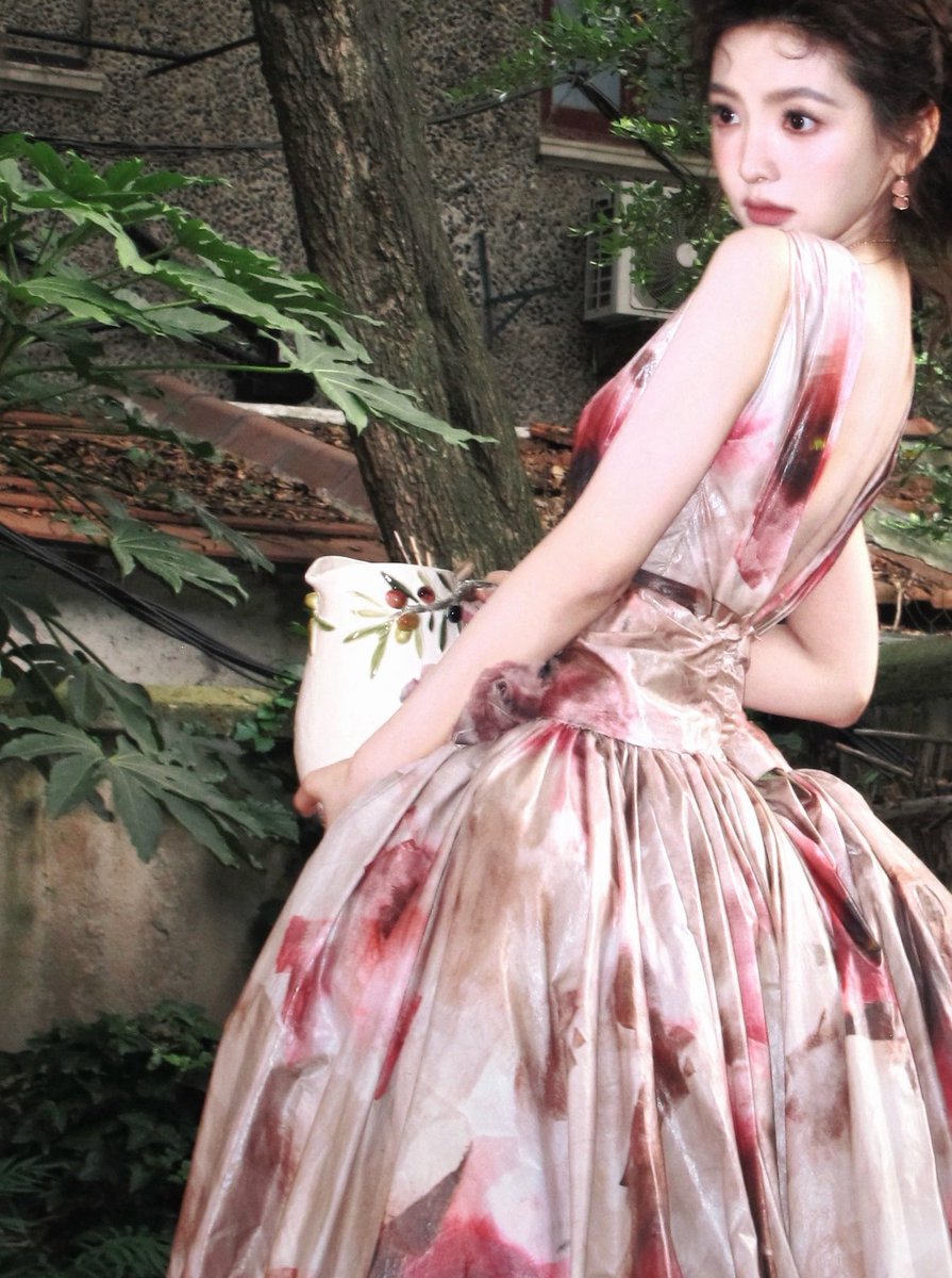 armenitac's tweet photo. every fold of this dress carries the colors of a blooming garden, turning a quiet corner into something that feels straight out of a dream. 🌸🩰✨ with every glance and every little step, the world slows down just enough to let the magic linger a little longer. 🤍🌿🦢💗 https://t.co/nol3d0sfEl