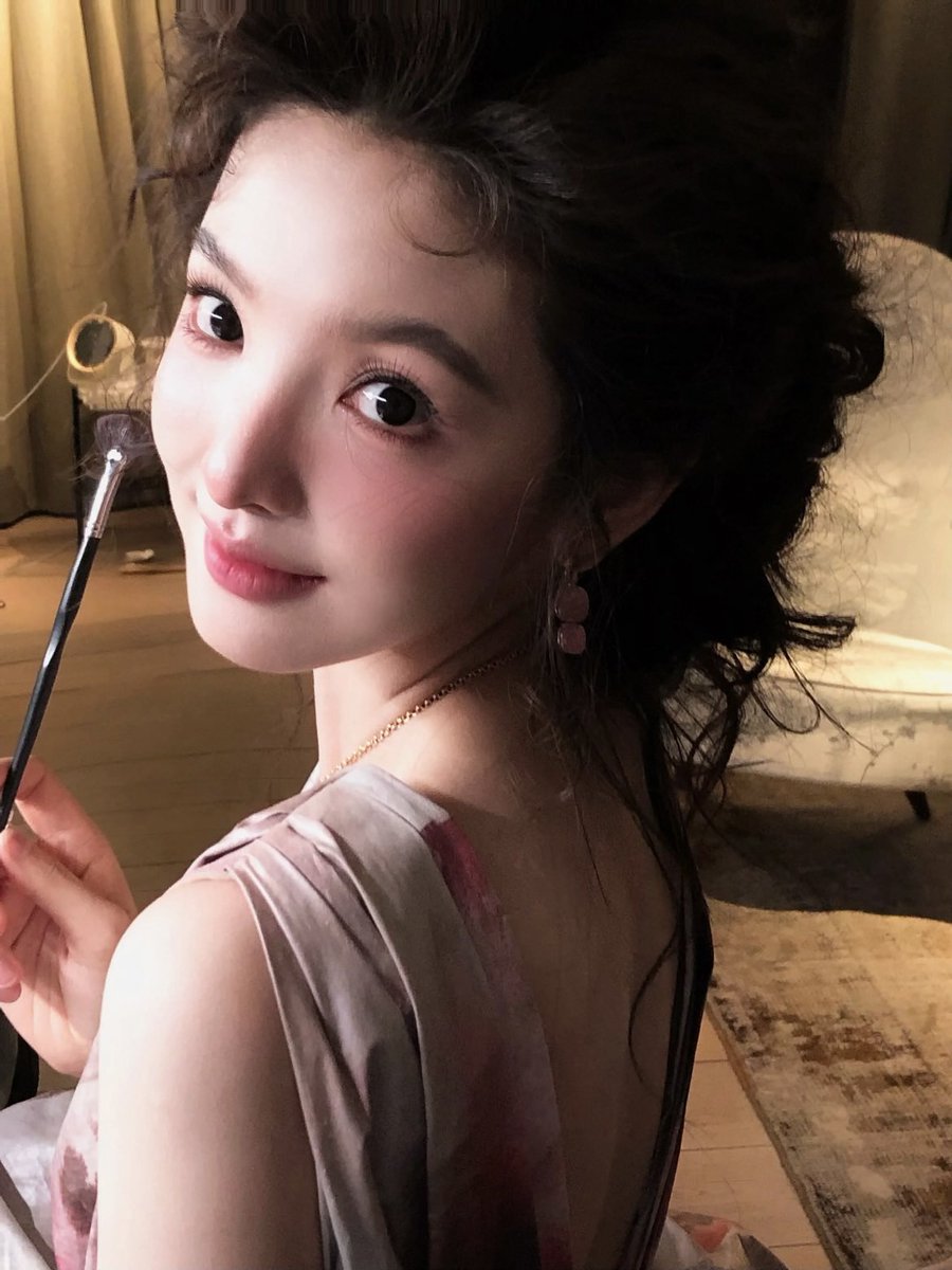 armenitac's tweet photo. some looks don't need a single word—they simply stay with you. 🤍✨ a little blush, a quiet gaze, and the kind of softness that feels impossible to look away from. every tiny detail came together so effortlessly, turning an ordinary moment into something unforgettable. 🩷🎀🫧 https://t.co/UYeqBiEUPg