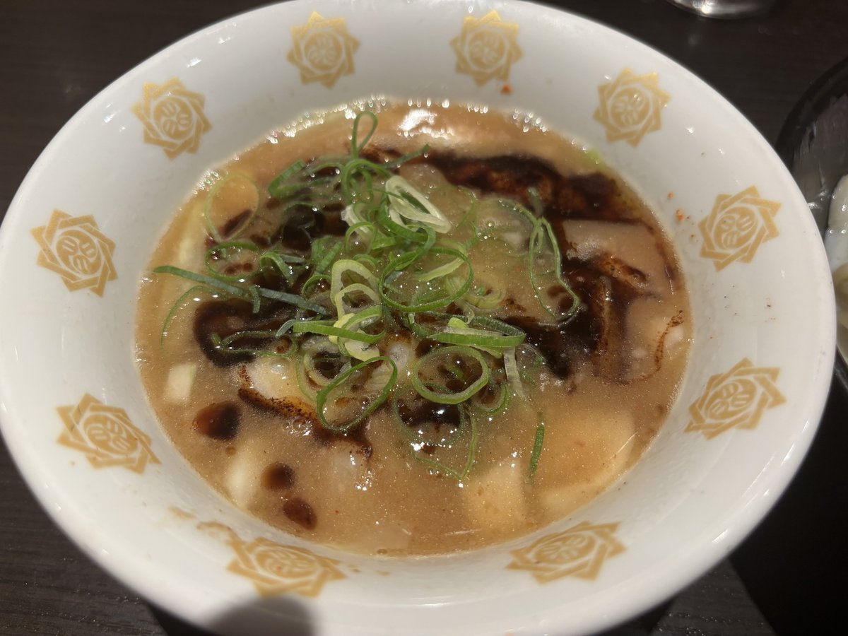 paramilson1's tweet photo. 久しぶりに新しいラーメン屋さんの開拓。
お肉いっぱいの男のロマンのようなつけ麺が美味しかった。 https://t.co/5jra6UiCEJ